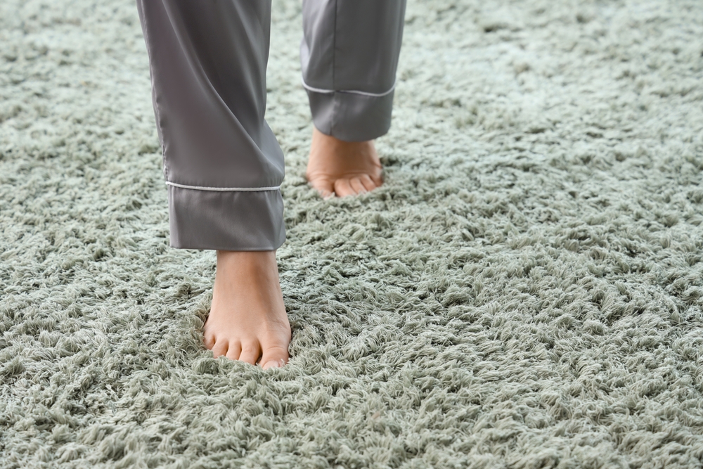 Barefoot,Woman,Walking,On,Green,Carpet,At,Home,,Closeup